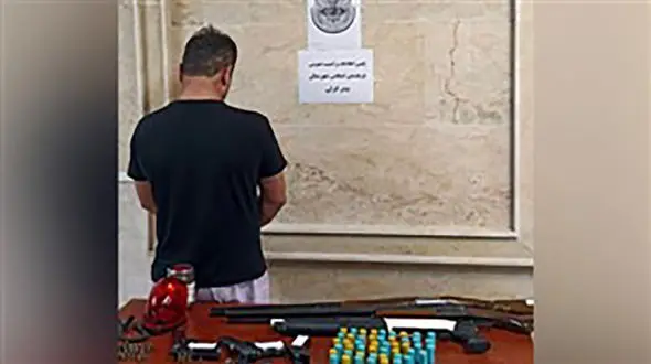 بازداشت مرد مسلح با 5 اسلحه در بندرانزلی