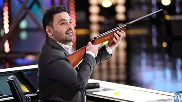 تیراندازی احسان علیخانی در "عصر جدید" / احسان علیخانی عذر خواهی کرد + فیلم 