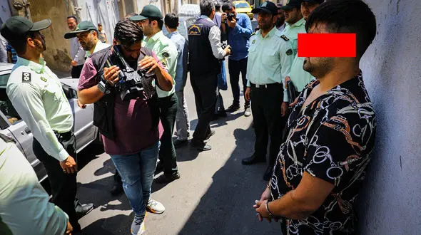 عکس های لحظه به لحظه از دستگیری شرور معروف خزانه / او دوستش را کور کرد