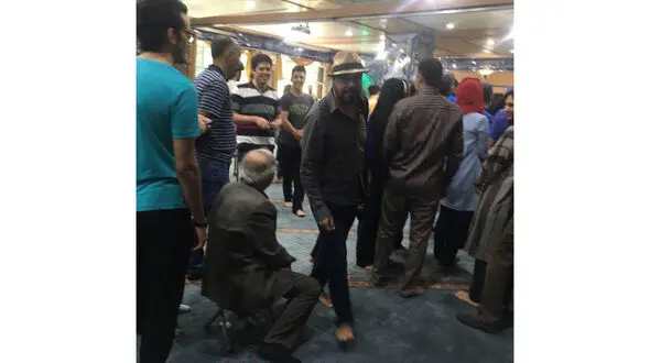 رضا عطاران رای خود را داخل صندوق انداخت+ عکس