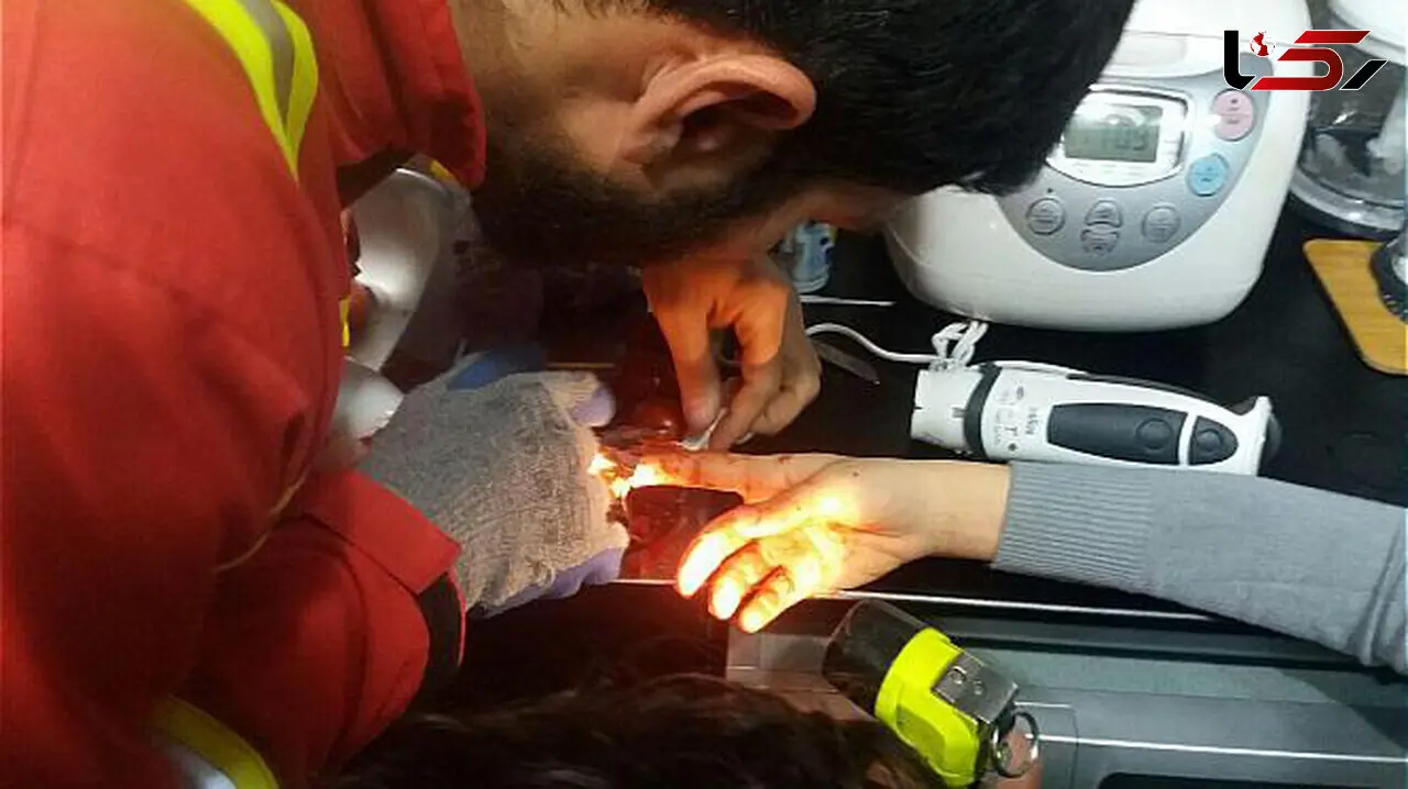 آتش نشانان زن جوان تهرانی را از شر گوشتکوب برقی خلاص کردند!+عکس