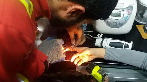 آتش نشانان زن جوان تهرانی را از شر گوشتکوب برقی خلاص کردند!+عکس