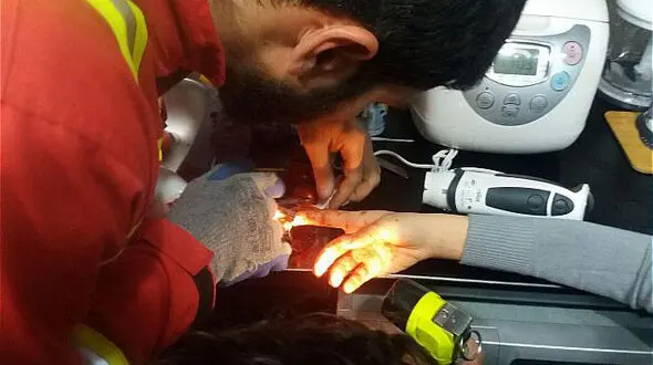 آتش نشانان زن جوان تهرانی را از شر گوشتکوب برقی خلاص کردند!+عکس
