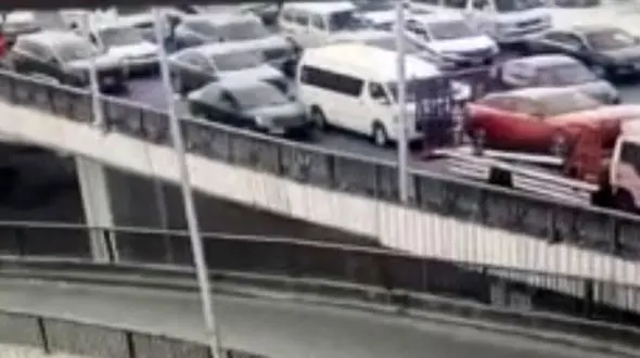 فیلم وحشتناک از تصادف تریلر روی پل اتوبان / خودروها به پایین پرت شدند