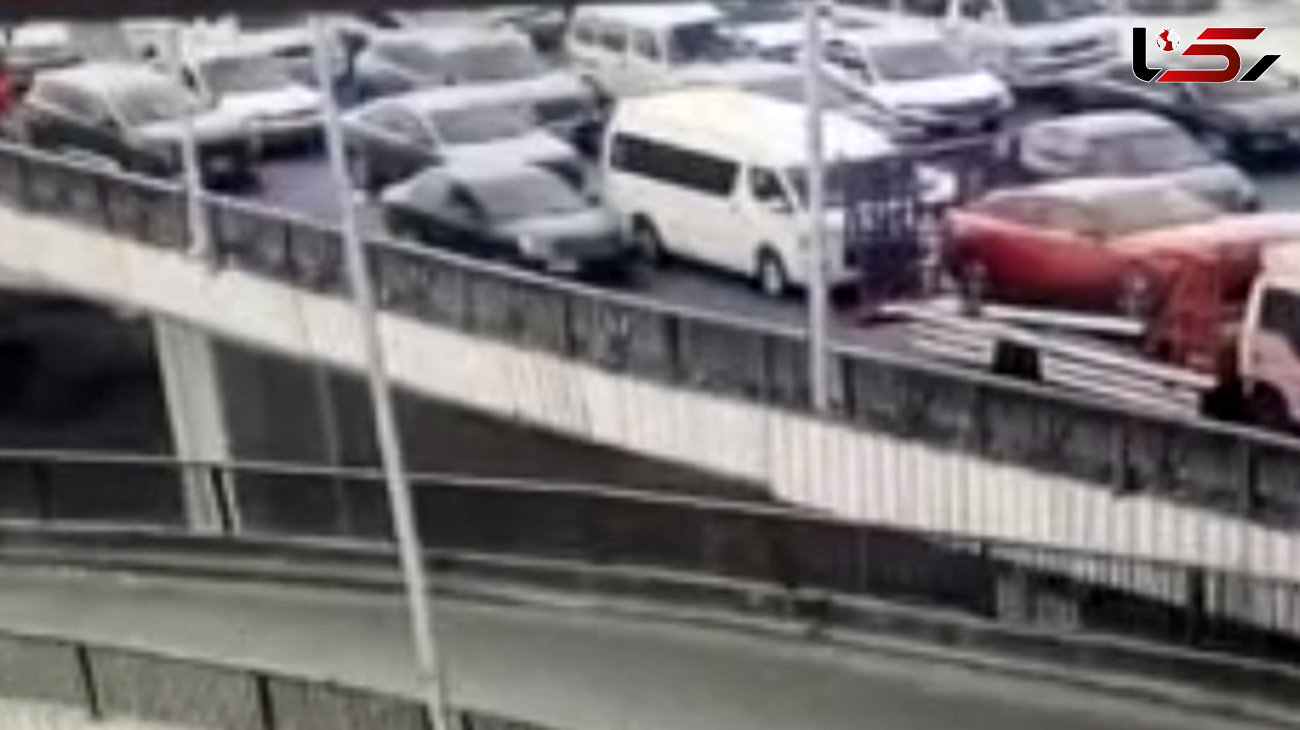 فیلم وحشتناک از تصادف تریلر روی پل اتوبان / خودروها به پایین پرت شدند