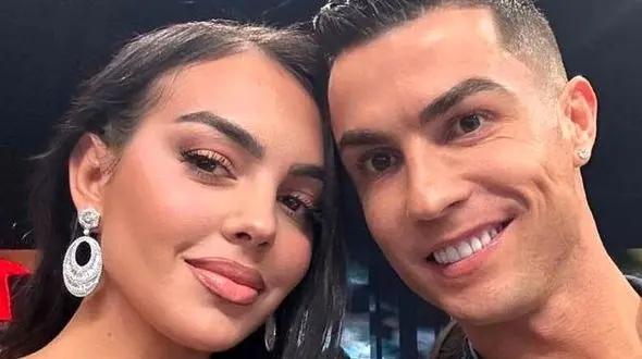 عکس/ تعطیلات رونالدو و جورجینا در ویلایشان در پرتغال با استخر و فضای سبزی آرامش بخش و نوشیدنی مجاز و سالم!