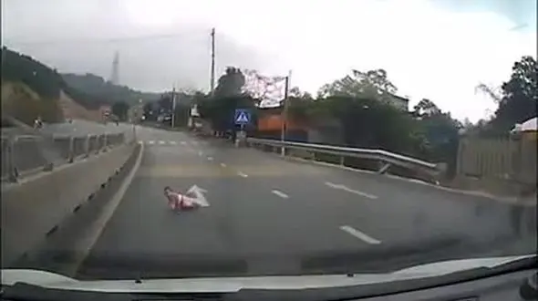 چهار دست و پا راه رفتن نوزاد وسط بزرگراه + فیلم باورنکردنی