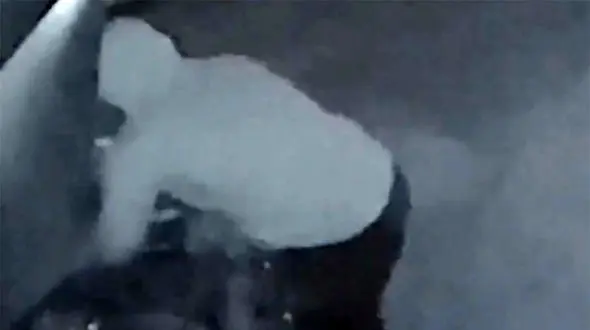 فیلم لحظه سرقت سه سوته باتری ماشین / سارقان خونسرد در تهران