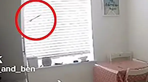 فیلم چاقو پرتاب کردن روح سرگردان در خانه زوج جوان / وحشت در انگلیس