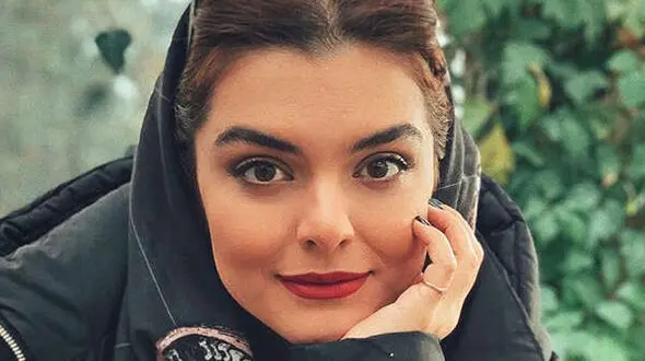 عکس دنیا مدنی در کنار مادرش
