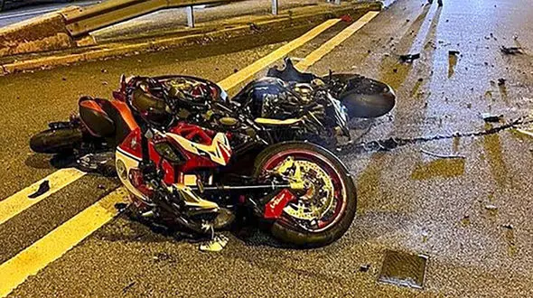 فیلم لحظه سر خوردن موتورسوار زیر چرخ های کامیون / معجزه برای راکب