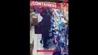 عمل غیراخلاقی زن جوان با زن سالخورده در فروشگاه ! +فیلم