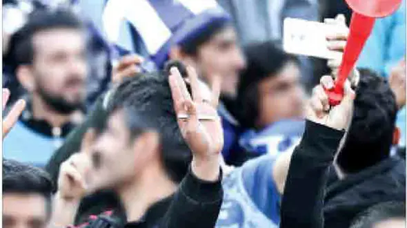 مواد کشیدن روی سکوهای استادیوم آزادی! / تا گل نزنم استقلال گل نمی زند + عکس 