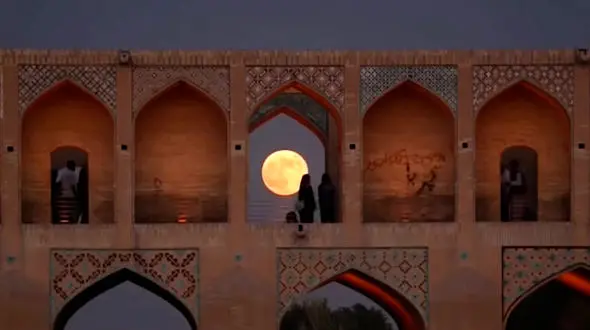 از طلوع ماه از منظره پل خواجو تا صبح دلنشین با گربه ی خانگی