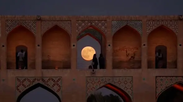 از طلوع ماه از منظره پل خواجو تا صبح دلنشین با گربه ی خانگی