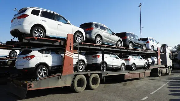 واژگونی تریلی حامل خودرو‌های وارداتی هایما در اتوبان آزادگان + فیلم