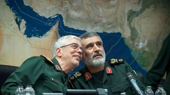 عکس   سفر در زمان /  «سردار حاجی زاده در کنار سامانه پدافندی مهران» / سال 1402