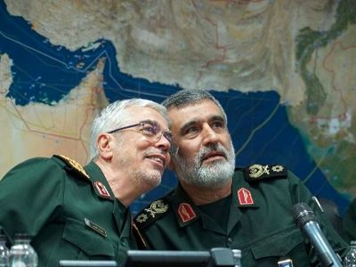 عکس   سفر در زمان /  «سردار حاجی زاده در کنار سامانه پدافندی مهران» / سال 1402