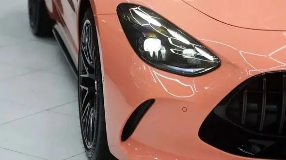 رونمایی از مرسدس AMG GT خاص با پوشش پاستلی در دبی + عکس