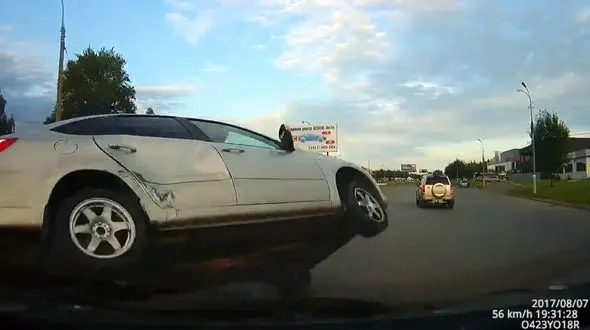 صحنه چپ شدن ماشین بر اثر بی احتیاطی در رانندگی + فیلم