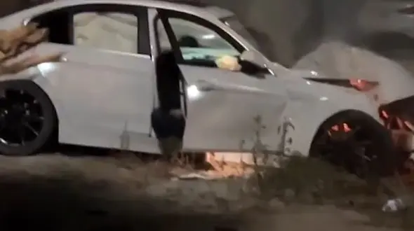 ببینید / اقدام شجاعانه مرد جوان برای نجات جان راننده مست / وحشت در خودرو مچاله شده 