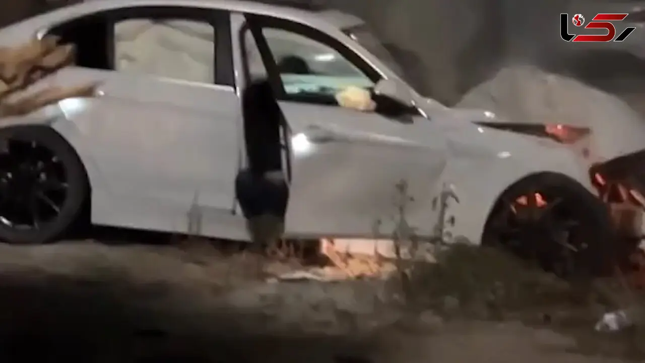 ببینید / اقدام شجاعانه مرد جوان برای نجات جان راننده مست / وحشت در خودرو مچاله شده 