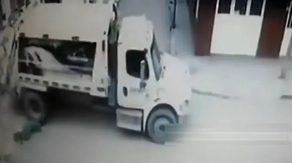 لحظه هولناک مرگ یک کارگر زیر کامیون + فیلم