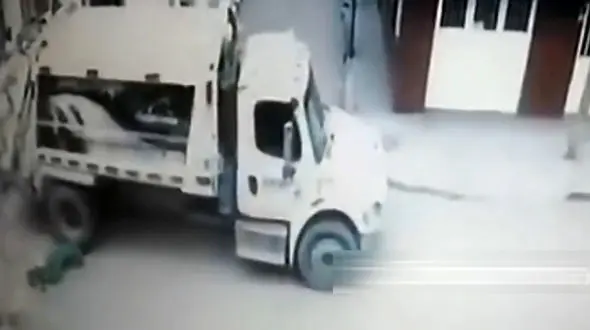 لحظه هولناک مرگ یک کارگر زیر کامیون + فیلم