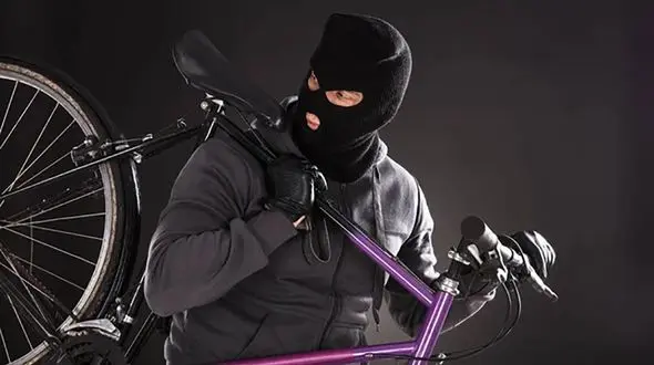 فیلم لحظه سرقت بدون دردسر و عجیب دوچرخه در آبادان / شوکه می شوید