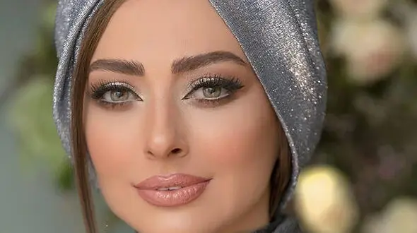 ژست عجیب نفیس روشن در کنار یک ببر! + عکس