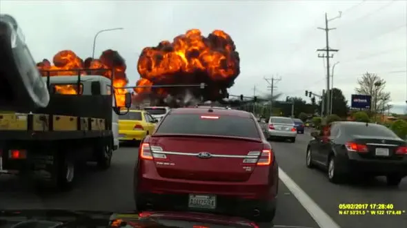 فیلم لحظه انفجار هواپیما در یکی از بزرگراه های واشنگتن + فیلم