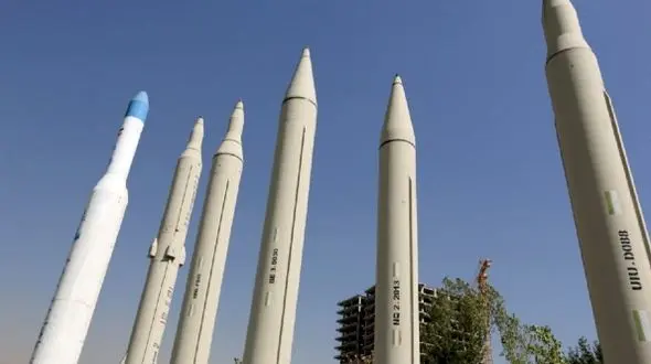 عکس سفر در زمان /  «سرلشکر باقری، موسوی، سلامی و رهبر انقلاب» در کنار موشک های بالستیک ایرانی /  سال 1402