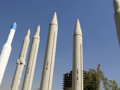 عکس سفر در زمان /  «سرلشکر باقری، موسوی، سلامی و رهبر انقلاب» در کنار موشک های بالستیک ایرانی /  سال 1402