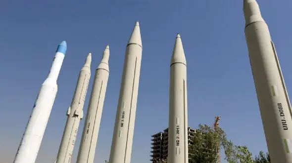 عکس سفر در زمان /  «سرلشکر باقری، موسوی، سلامی و رهبر انقلاب» در کنار موشک های بالستیک ایرانی /  سال 1402