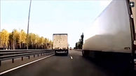 فیلم عجیب از تصادف در صحنه سبقت گرفتن کامیون  / راننده بیخیال به مسیرش ادامه داد
