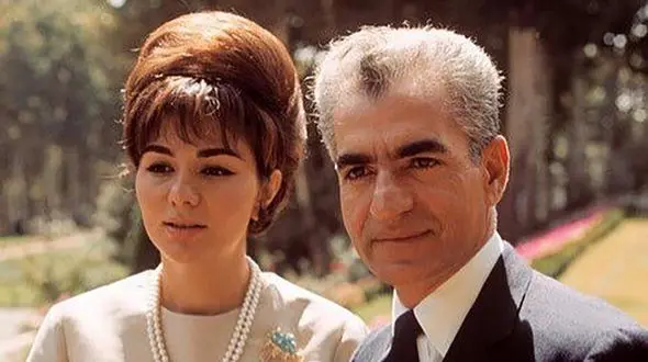 عکس/ سفر به ایام قدیم سال 1348؛ فرح دیبا در حال پختن نان در کوره و تنور با لباس عجیب!