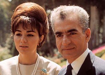 عکس/ سفر به ایام قدیم سال 1348؛ فرح دیبا در حال پختن نان در کوره و تنور با لباس عجیب!