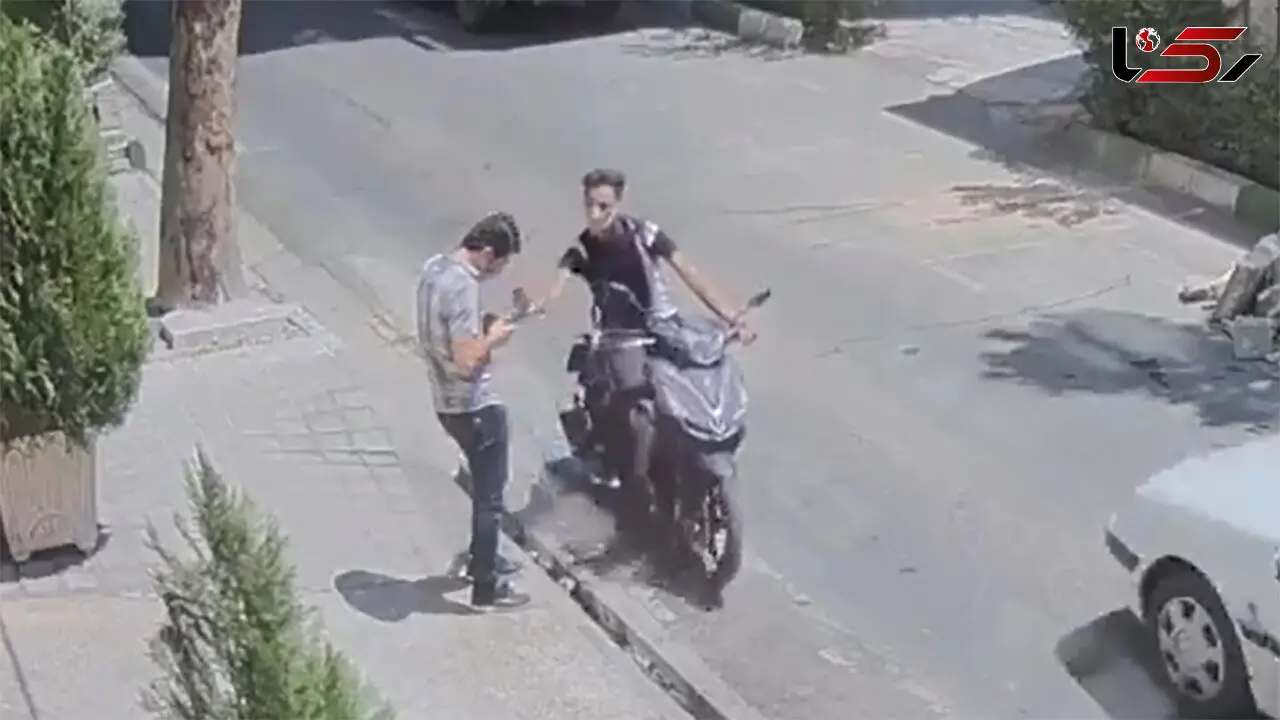 موبایل را چگونه بگیریم دزد نتواند بقاپد! /  دزد موبایل آموزش می‌دهد + فیلم