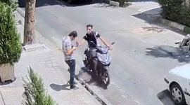 موبایل را چگونه بگیریم دزد نتواند بقاپد! /  دزد موبایل آموزش می‌دهد + فیلم