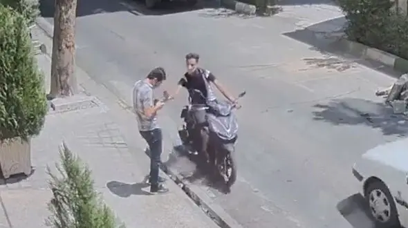 موبایل را چگونه بگیریم دزد نتواند بقاپد! /  دزد موبایل آموزش می‌دهد + فیلم
