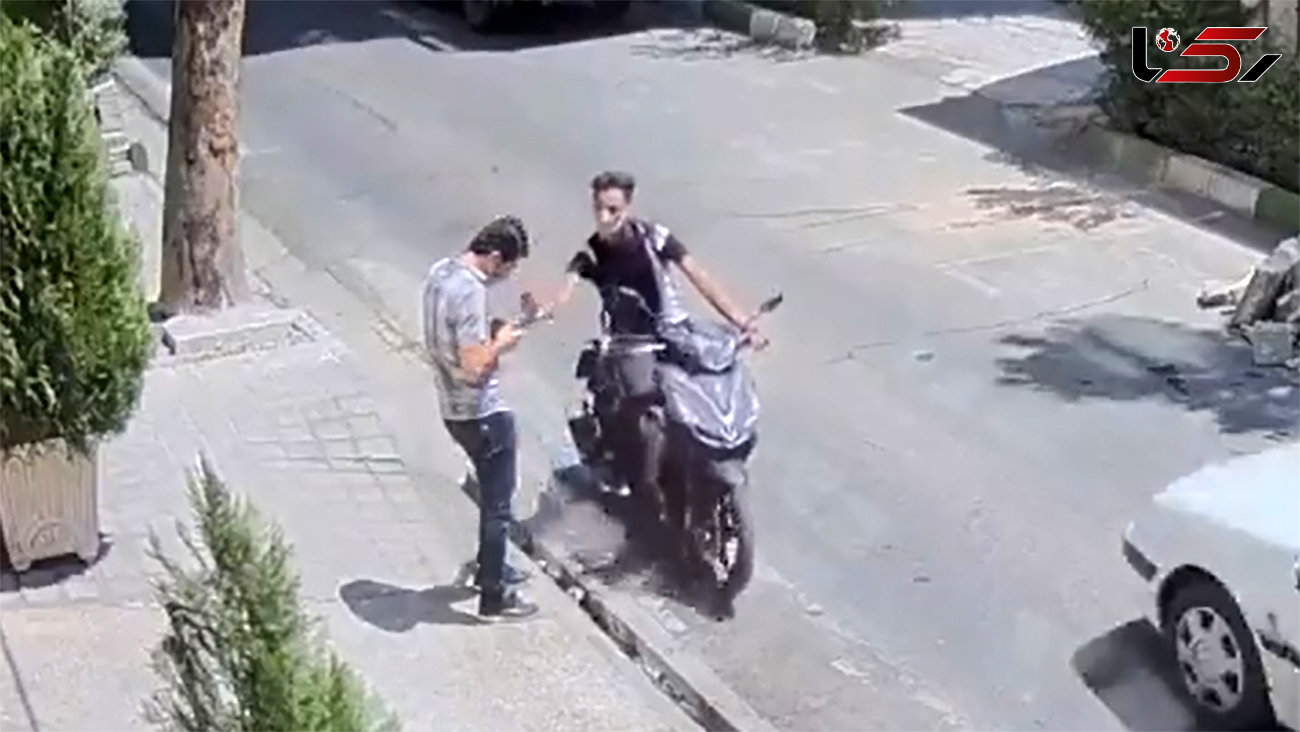 فیلم لحظه دزدیدن موبایل در روز روشن / موتورسوار خونسرد به تنها بود!