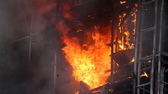 حریق گسترده در یک ساختمان مسکونی ۳ طبقه/ سوختگی شدید زن ۷۵ ساله و ۲ مرد جوان 