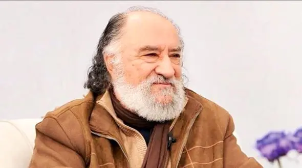 چیدمان سنتی و شیک خانه داریوش ارجمند با تابلوهای زیبا و گلهای طبیعی/ دم همسر خوش سلیقشون گرم، چه خونه با طراوت و خوشرنگی!