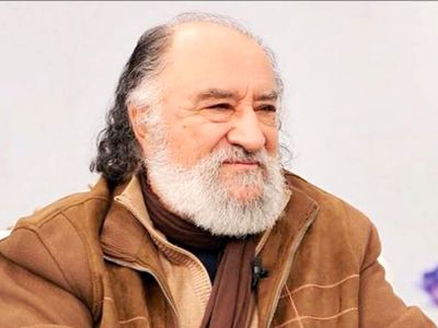 چیدمان سنتی و شیک خانه داریوش ارجمند با تابلوهای زیبا و گلهای طبیعی/ دم همسر خوش سلیقشون گرم، چه خونه با طراوت و خوشرنگی!