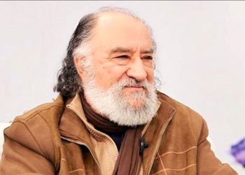 چیدمان سنتی و شیک خانه داریوش ارجمند با تابلوهای زیبا و گلهای طبیعی/ دم همسر خوش سلیقشون گرم، چه خونه با طراوت و خوشرنگی!