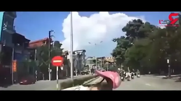 لحظه حادثه هولناک برای زن موتورسوار+ فیلم 