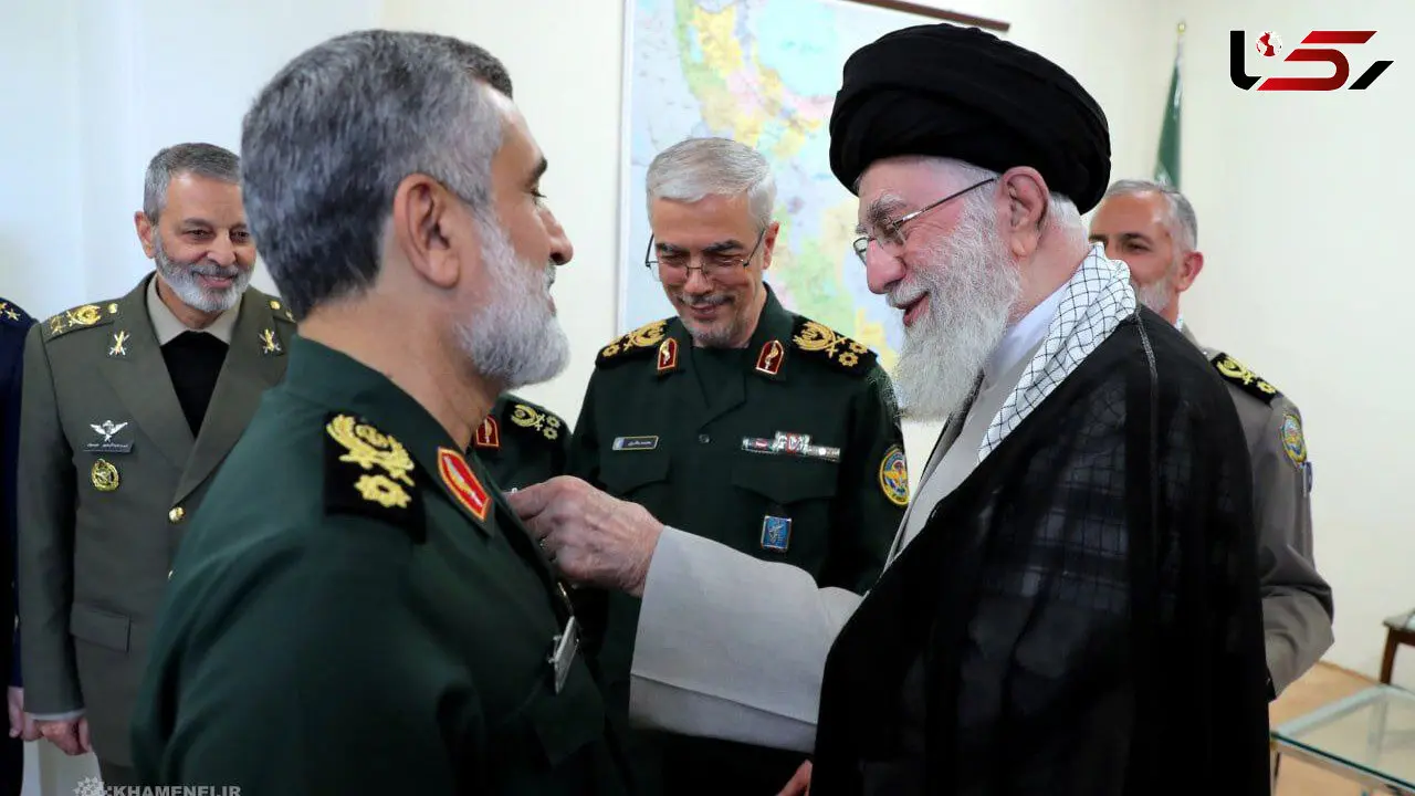 اعطای «نشان فتح» به سردار حاجی‌زاده، توسط فرمانده کل قوا