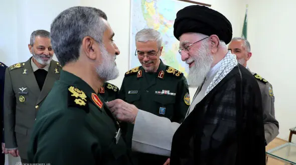 اعطای «نشان فتح» به سردار حاجی‌زاده، توسط فرمانده کل قوا
