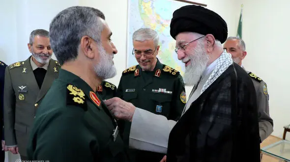 اعطای «نشان فتح» به سردار حاجی‌زاده، توسط فرمانده کل قوا
