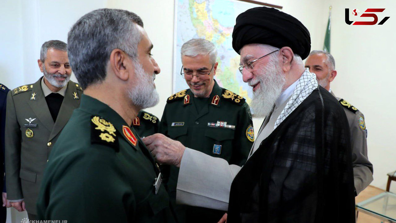 اعطای «نشان فتح» به سردار حاجی‌زاده، توسط فرمانده کل قوا